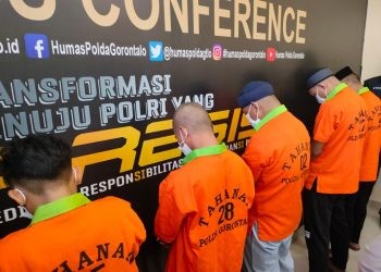 Lima tersangka kasus TPPO yang dibongkar Polda Gorontalo saat konferensi pers, Kamis (22/6/2023).(F. Putra/gopos)