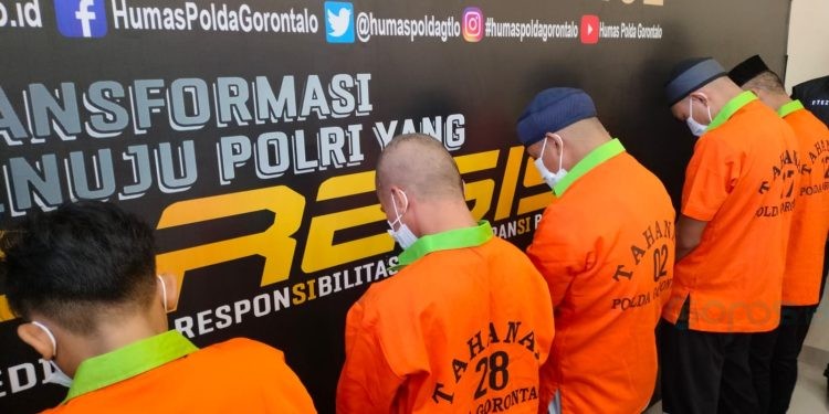 Lima tersangka kasus TPPO yang dibongkar Polda Gorontalo saat konferensi pers, Kamis (22/6/2023).(F. Putra/gopos)