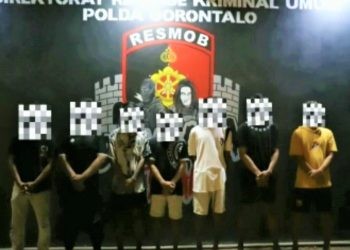 Inilah 7 dari 8 tersangka yang ditangkap Satgas TPPO Polda Gorontalo, Minggu (18/6/2023). Satu orang tersangka di antaranya ternyata masih di bawah umur.(f.ditreskrimum/istimewa)