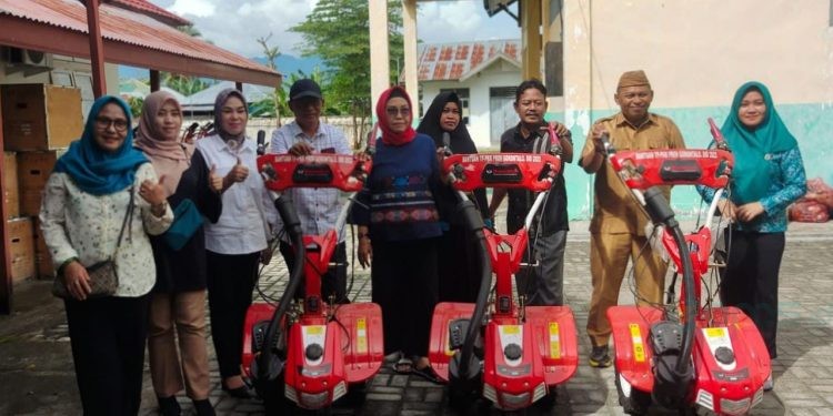 Traktor mini diberikan Tim Penggerak PKK Provinsi Gorontalo kepada tiga desa di Kabupaten Pohuwato sebagai desa siaga inflasi.(yusuf/gopos)