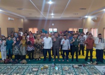 Ketua FKPT Gorontalo, Karmila Machmud, Kepala Sub Direktorat Pemberdayaan Masyarakat BNPT Republik Indonesia, Kolonel (CZI) Rahmat Suhendro, Asisten III Setda Bone Bolango, Marni Nisabu, dan Kabinda Provinsi Gorontalo, Suryono saat foto bersama dengan peserta kegiatan Kenduri (Kenali dan Peduli Lingkungan Sendiri) Desa Damai yang dilaksanakan di Aula Kementerian Agama Bone Bolango, Kamis (1/6/2023). (Foto Indra/Gopos)