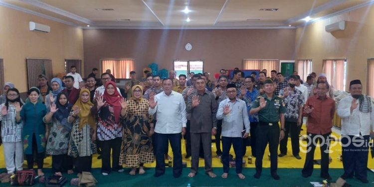 Ketua FKPT Gorontalo, Karmila Machmud, Kepala Sub Direktorat Pemberdayaan Masyarakat BNPT Republik Indonesia, Kolonel (CZI) Rahmat Suhendro, Asisten III Setda Bone Bolango, Marni Nisabu, dan Kabinda Provinsi Gorontalo, Suryono saat foto bersama dengan peserta kegiatan Kenduri (Kenali dan Peduli Lingkungan Sendiri) Desa Damai yang dilaksanakan di Aula Kementerian Agama Bone Bolango, Kamis (1/6/2023). (Foto Indra/Gopos)