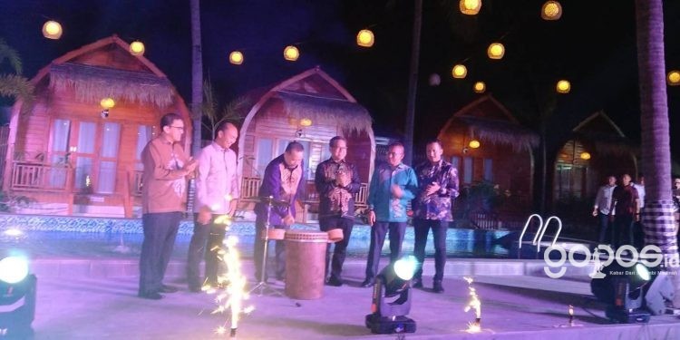 Penjabat Gubernur Gorontalo Ismail Pakaya, meluncurkan secara simbolik Gorontalo Karnaval Karawo ditandai dengan pemukulan alat musik, Rabu (31/5/2023) bertempat di Shava Beach, Kabila Bone. (muhajir/gopos)