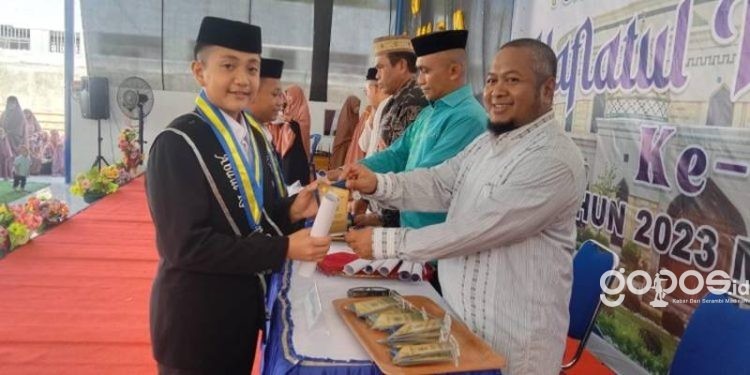 Prosesi wisuda santri Yayasan Al-Anwar Al-Islam Pondok, Sabtu (10/6/2023) (istimewa)