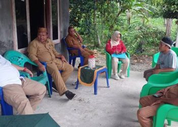 Anggota Dewan Perwakilan Rakyat Daerah (DPRD) Provinsi Gorontalo, Daerah Pemilihan (Dapil) Kabupaten Bone Bolango, Kris Wartabone saat berinteraksi dengan warga dan masyarakat Desa Bonda Raya, Kecamatan Suwawa Selatan pada reses hari pertama, Senin (12/6/2023). (istimewa)