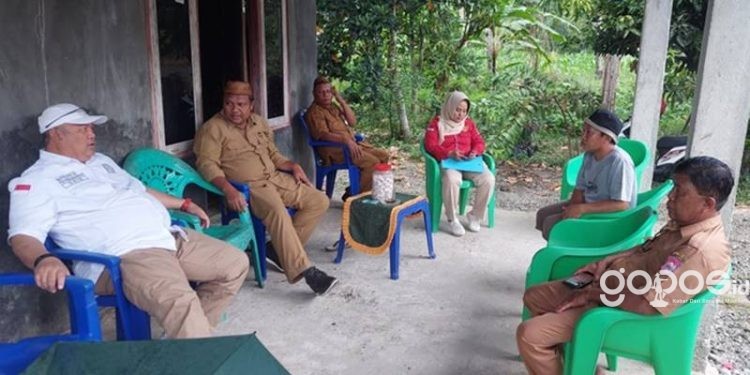 Anggota Dewan Perwakilan Rakyat Daerah (DPRD) Provinsi Gorontalo, Daerah Pemilihan (Dapil) Kabupaten Bone Bolango, Kris Wartabone saat berinteraksi dengan warga dan masyarakat Desa Bonda Raya, Kecamatan Suwawa Selatan pada reses hari pertama, Senin (12/6/2023). (istimewa)