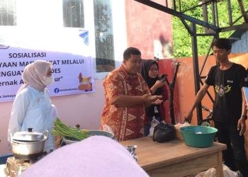 Praktek inovasi pembuatan pakan ternak oleh Mahasiswa MBKM UNG (dok. istimewa)