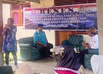 Loly Yunus saat menerima aspirasi warga di Desa Botutonuo, Kecamatan Kabila Bone, Kabupaten Bone Bolango, Jumat (16/6/2023).(istimewa)