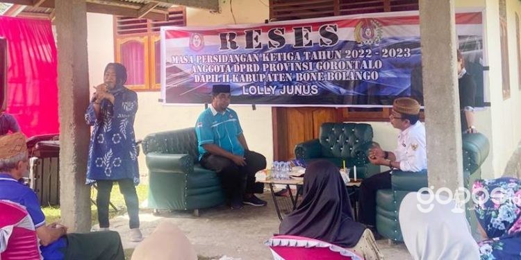 Loly Yunus saat menerima aspirasi warga di Desa Botutonuo, Kecamatan Kabila Bone, Kabupaten Bone Bolango, Jumat (16/6/2023).(istimewa)