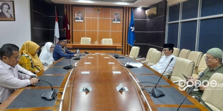 Wakil Ketua MPR RI, Fadel Muhmmad saat mengunjungi rektorat UNG (andi/gopos)