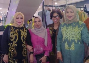 Ketua Komisi II DPRD Provinsi Gorontalo, Venny Anwar (kiri) saat menghadiri Kick Off Gerakan Nasional (Gernas) Bangga Buatan Indonesia (BBI) dan Bangga Berwisata di Indonesia (BBWI) tahun 2023 di City Mall, Kota Gorontalo, Jumat (16/6/2023). (muhajir/gopos)