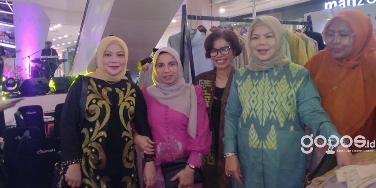 Ketua Komisi II DPRD Provinsi Gorontalo, Venny Anwar (kiri) saat menghadiri Kick Off Gerakan Nasional (Gernas) Bangga Buatan Indonesia (BBI) dan Bangga Berwisata di Indonesia (BBWI) tahun 2023 di City Mall, Kota Gorontalo, Jumat (16/6/2023). (muhajir/gopos)