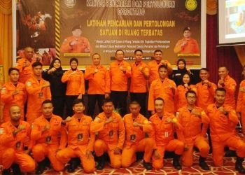 Peserta latihan pencarian dan pertolongan satuan di ruang terbatas berpose bersama, Ahad (18/6/2023) (muhajir/gopos)