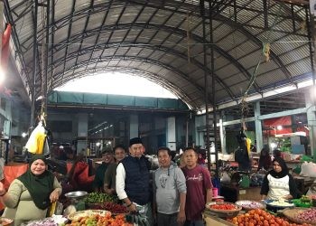 Bakal Calon Anggota Legislatif DPR RI Dapil Sulawesi Utara dari Partai Nasdem, Hamim Pou saat menyapa dan bernostalgia bersama para pedagang di Pasar Ikan Serasi dan Pasar 23 Maret Gogagoman, Kotamobagu, Sabtu (18/6/2023). (Foto Indra/Gopos)