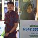 Muhammad Naufal Halim, selaku Petugas Administrasi Peserta Kantor BPJS Ketenagakerjaan Cabang Gorontalo, saat menyerahkan santunan JKM dan manfaat beasiswa kepada ahli waris almarhum Radi Hasim dan almarhum Usman Auwali, pada prosesi doa arwah ke-40 hari dari meninggalnya almarhum Radi Hasim, di Desa Biluango, Kecamatan Kabila Bone, Kabupaten Bone Bolango, Kamis (22/6/2023). (Foto AKP)