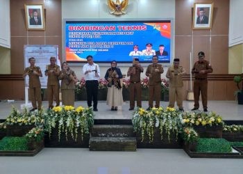 Bupati Hamim Pou didampingi Ketua T.P PKK Lolly Pou Yunus saat membuka kegiatan Bimbingan Teknis Perencanaan Penganggaran Responsif Gender (PPRG) Desa sekaligus Launching Desa Ramah Perempuan dan Peduli Anak (DRPPA) Jilid 2 Tingkat Kabupaten Bone Bolango tahun 2023, di Aula BPMP Provinsi Gorontalo, Senin (26/6/2023). (Foto Indra/Gopos)