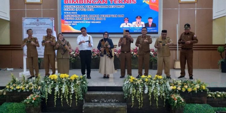 Bupati Hamim Pou didampingi Ketua T.P PKK Lolly Pou Yunus saat membuka kegiatan Bimbingan Teknis Perencanaan Penganggaran Responsif Gender (PPRG) Desa sekaligus Launching Desa Ramah Perempuan dan Peduli Anak (DRPPA) Jilid 2 Tingkat Kabupaten Bone Bolango tahun 2023, di Aula BPMP Provinsi Gorontalo, Senin (26/6/2023). (Foto Indra/Gopos)