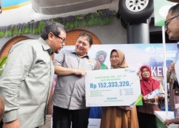 Menko Perekonomian, Airlangga Hartarto, saat menyerahkan santunan JKK, JHT, JP, dan beasiswa kepada ahli waris dari peserta pelaku UMKM yang mengalami risiko kecelakaan kerja, saat kunjungannya di Kota Cirebon, Jawa Barat beberapa waktu yang lalu. (Foto Istimewa)