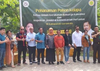 Bupati Gorontalo, Nelson Pomalingo (tengah) melakukan penanaman kelapa bersama Kerukunan Keluarga Kawanua