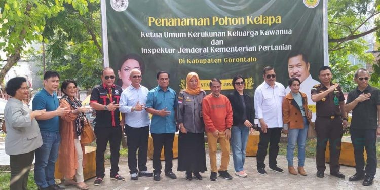 Bupati Gorontalo, Nelson Pomalingo (tengah) melakukan penanaman kelapa bersama Kerukunan Keluarga Kawanua