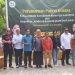 Bupati Gorontalo, Nelson Pomalingo (tengah) melakukan penanaman kelapa bersama Kerukunan Keluarga Kawanua