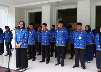 Wakil Bupati Merlan S. Uloli memberikan arahan pada apel Korpri di Lingkungan Pemerintah Kabupaten Bone Bolango di halaman Kantor Bupati, Senin (19/6/2023). (Foto AKP/Diskominfo)