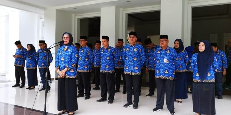 Wakil Bupati Merlan S. Uloli memberikan arahan pada apel Korpri di Lingkungan Pemerintah Kabupaten Bone Bolango di halaman Kantor Bupati, Senin (19/6/2023). (Foto AKP/Diskominfo)