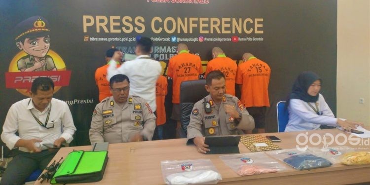 Kabid Humas Polda Gorontalo AKBP Desmont Harjendro AP saat konferensi pers terkait kasus pencabulan bocah 15 tahun, Senin (5/6/2023). (F. Putra/gopos)