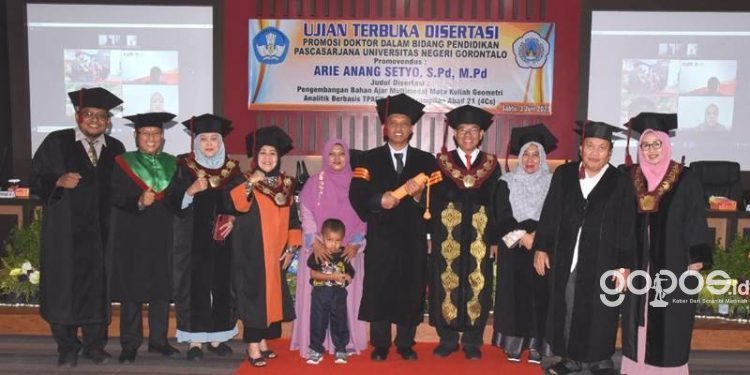 Dosen Universitas Muhammadiyah Sorong, Arie Anang Setyo berpose bersama penguji dan keluarga usai dinyatakan lulus pada ujian disertasi promosi doktor bidang pendidikan, Sabtu (3/6/2023) (dok. UNG)