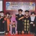 Dosen Universitas Muhammadiyah Sorong, Arie Anang Setyo berpose bersama penguji dan keluarga usai dinyatakan lulus pada ujian disertasi promosi doktor bidang pendidikan, Sabtu (3/6/2023) (dok. UNG)