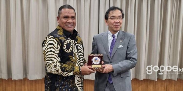 Rektor UNG Eduart Wolok menjajaki kerja sama dengan Kansai University Jepang. (dok. ung)