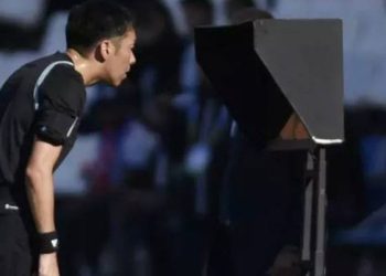 Ilustrasi video assistant referee (VAR). [Andres Larrovere / AFP]