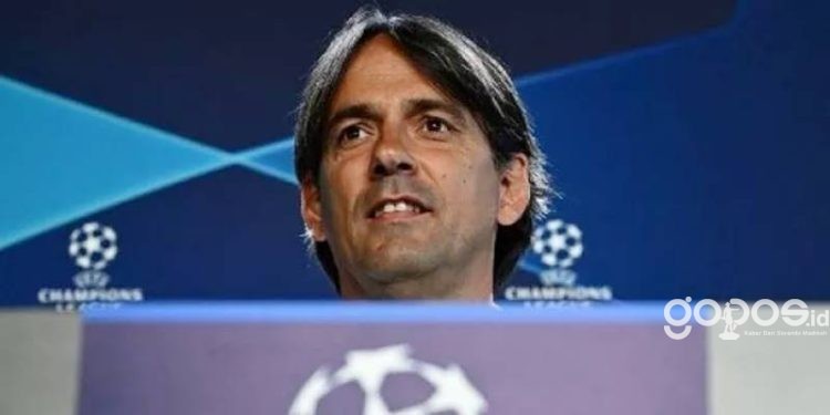 Pelatih Inter Milan Italia Simone Inzaghi saat konferensi pers menjelang final Liga Champions UEFA Inter Milan melawan Manchester City. GABRIEL BOUYS / AFP