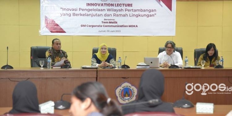 Innovation Lecture dengan topik "Inovasi Pengelolaan Wilayah Pertambangan yang Berkelanjutan dan Ramah Lingkungan" diselenggarakan oleh Pusat Inovasi UNG, Jumat, (9/6/2023) di Ruang Sidang Lantai 4 Rektorat UNG. (dok. ung)