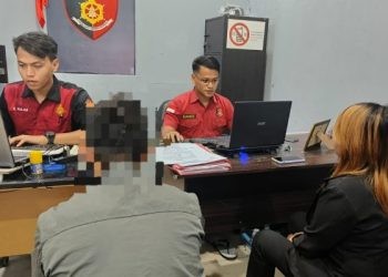 Tersangka ML (kedua dari kiri/blur) saat diinterogasi penyidik Reskrim Polresta Gorontalo Kota terkait kasus curanmor.(Sari/polresta)