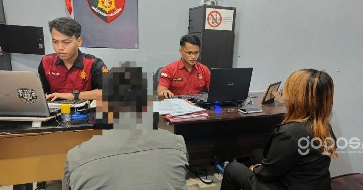 Tersangka ML (kedua dari kiri/blur) saat diinterogasi penyidik Reskrim Polresta Gorontalo Kota terkait kasus curanmor.(Sari/polresta)