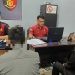Tersangka ML (kedua dari kiri/blur) saat diinterogasi penyidik Reskrim Polresta Gorontalo Kota terkait kasus curanmor.(Sari/polresta)