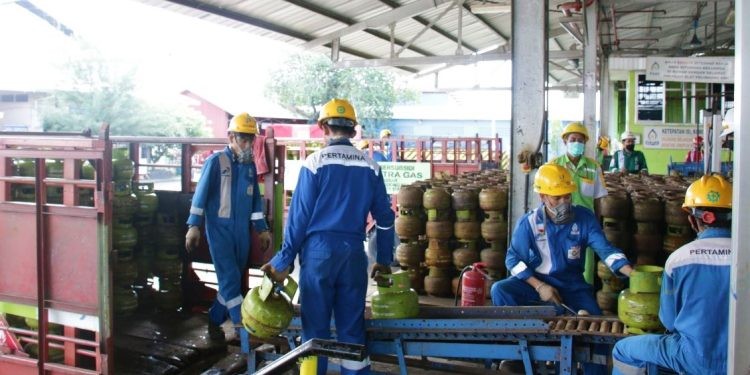 Pendistribusian gas elpiji 3 Kg oleh Pertamina.(F. Pertamina)