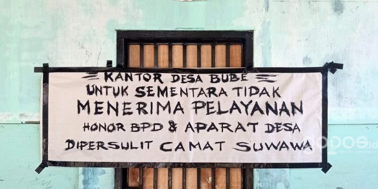 Kantor Desa Bube Kecamatan Suwawa disegel aparat desa setempat.