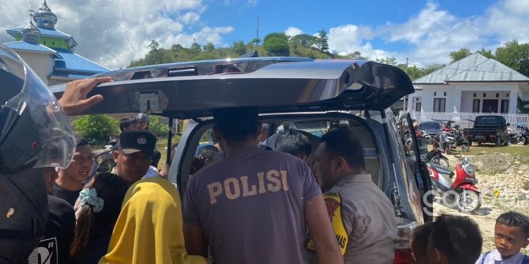 Jasad korban saat hendak dibawa ke Rumah Sakit Aloei Saboe Kota Gorontalo, Senin (12/6/2023).