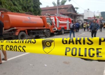 Terhitung sudah lebih dari 18 jam petugas Damkar secara marathon berupaya memadamkan api. Sejauh ini kebakaran sudah melanda tujuh rumah, satu ruko dan sebuah gudang milik toko Utama Shoes.(F. Isno/gopos)