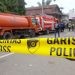 Terhitung sudah lebih dari 18 jam petugas Damkar secara marathon berupaya memadamkan api. Sejauh ini kebakaran sudah melanda tujuh rumah, satu ruko dan sebuah gudang milik toko Utama Shoes.(F. Isno/gopos)