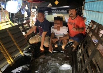 Pengemudi mobil pikap berinisial FD (tengah) tak bisa berkutik saat polisi membongkar penyeludupan cap tikus dari Sulut.(f.polres)