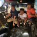 Pengemudi mobil pikap berinisial FD (tengah) tak bisa berkutik saat polisi membongkar penyeludupan cap tikus dari Sulut.(f.polres)