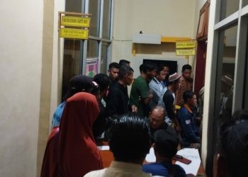 Ratusan Penambang mendatangi Kantor Kesbangpol Pohuwato, Kamis (22/6/2023). (Yusuf/Gopos)