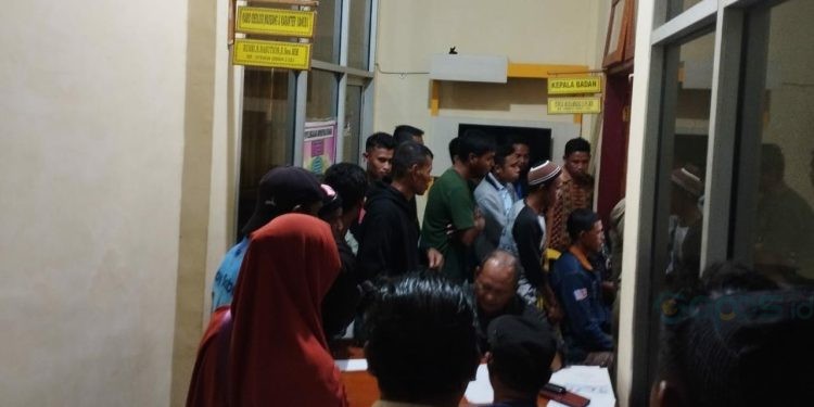 Ratusan Penambang mendatangi Kantor Kesbangpol Pohuwato, Kamis (22/6/2023). (Yusuf/Gopos)