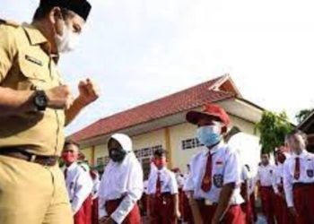Bupati Hamim Pou saat meninjau proses pembelanjaran tatap muka di SDN 3 Bulango Timur beberapa bulan yang lalu. (Foto Adit/Prokopim)