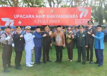 Ketua DPRD Kabupaten Bone Bolango, Halid Tangahu saat mengikuti upacara HUT Bhayangkara ke-77 di Lapangan Kantor Bupati, Bone Bolango, Sabtu (1/7/2023).