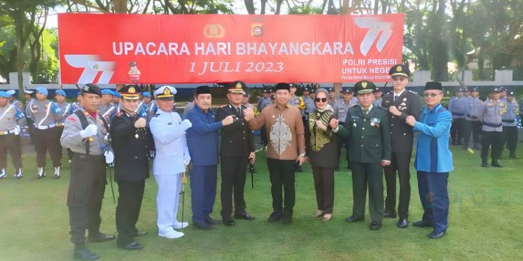 Ketua DPRD Kabupaten Bone Bolango, Halid Tangahu saat mengikuti upacara HUT Bhayangkara ke-77 di Lapangan Kantor Bupati, Bone Bolango, Sabtu (1/7/2023).
