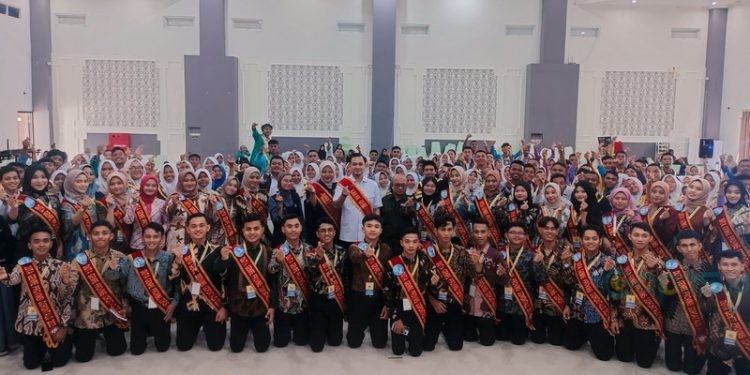 Wakil Wali Kota Gorontalo, Ryan Kono memberikan arahan serta pesan penting terkait keluarga saat jadi Narasumber dgn Materi "Keluarga Sejahtera" pada kegiatan Apresiasi Duta (ADU) dan Jambore Ajang Kreativitas (Jak) Genre Provinsi Gorontalo di aula Musdalifah Mess Haji Kota Gorontalo, Jumat (7/7/2023).